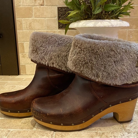 UGG Lynnea Sheepskin Studded Clog Boots Size 9M, Chestnut - Picture 3 of 8